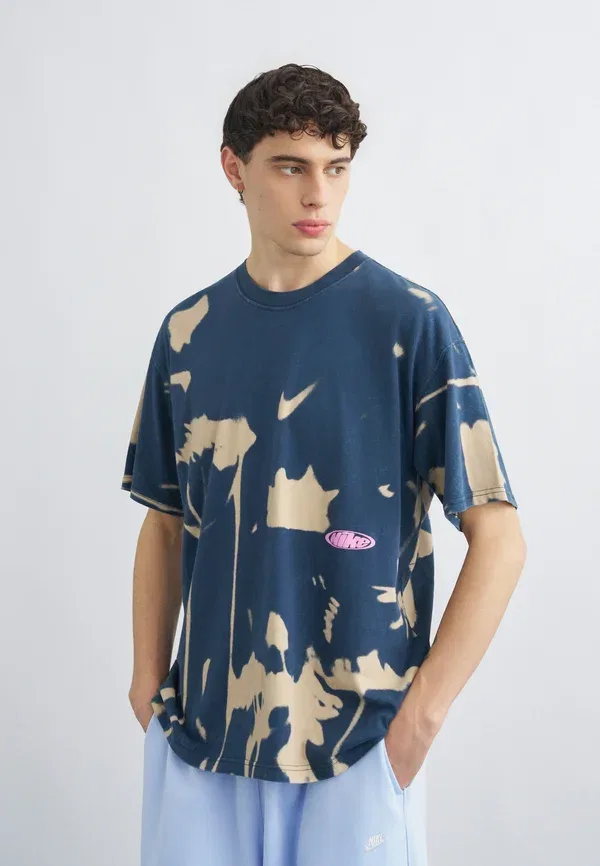 Футболка с цветочным принтом Nike Sportswear, тёмный обсидиан/песчаный дрейф
