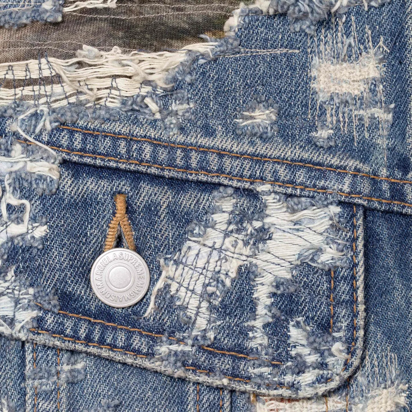 Куртка джинсовая x MM6 Maison Margiela SS26 WEEK4 Distressed Selvedge Denim Trucker Jacket, деним, унисекс Supreme, Washed Indigo/Washed Indigo — фото 4