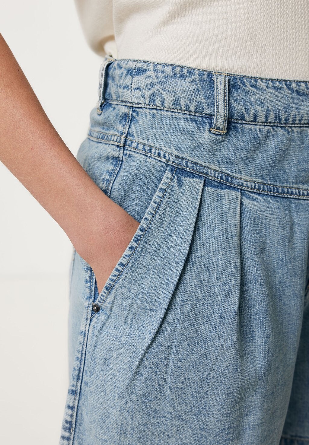 

Джинсовые шорты WITH DETAIL IN FRONT Mexx, цвет Bleached Denim