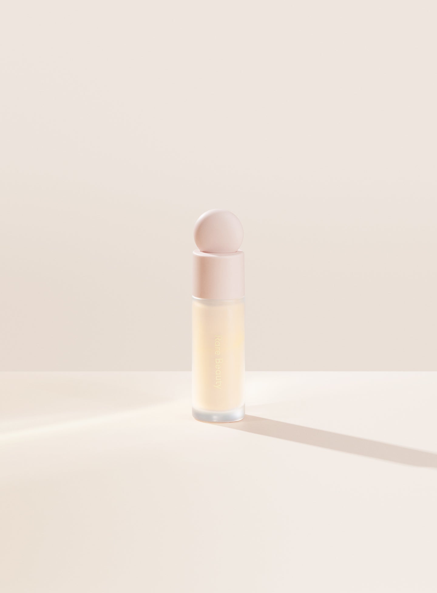 

Осветляющий консилер Liquid Touch Rare Beauty, цвет 100w/light with warm golden undertones