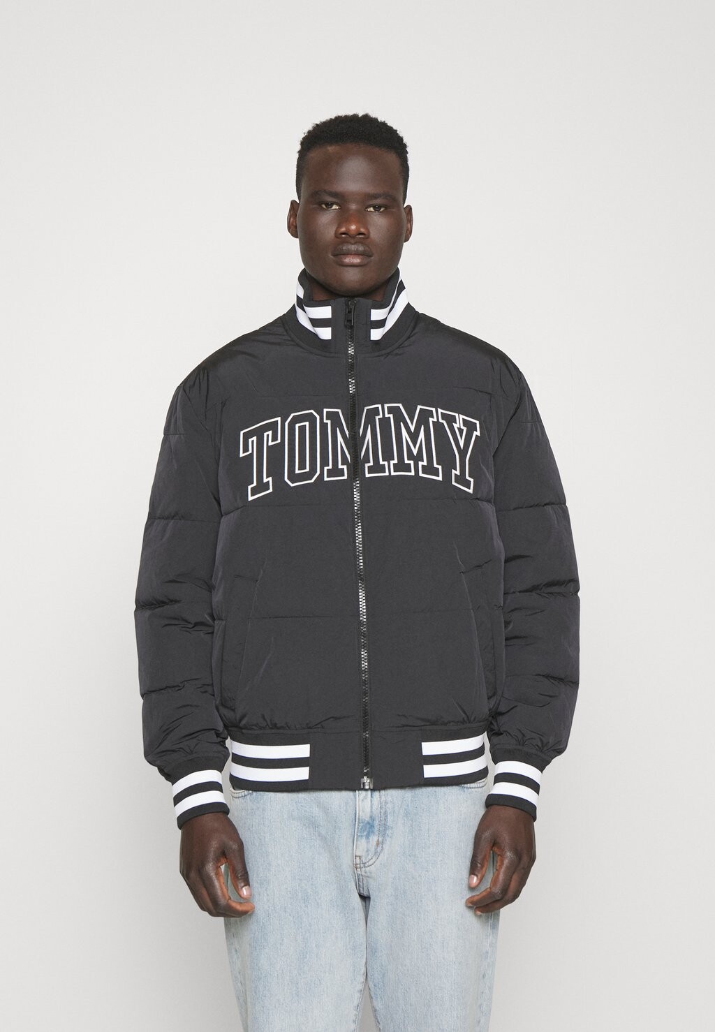 

Куртка Tommy Jeans НОВЫЙ УНИВЕРСАЛЬНЫЙ ПУФФ, черный