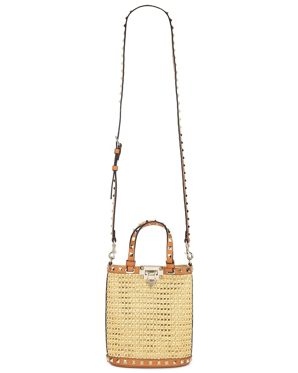 

Чехол-клатч Rockstud Valentino Garavani, цвет Naturale & Almond Beige