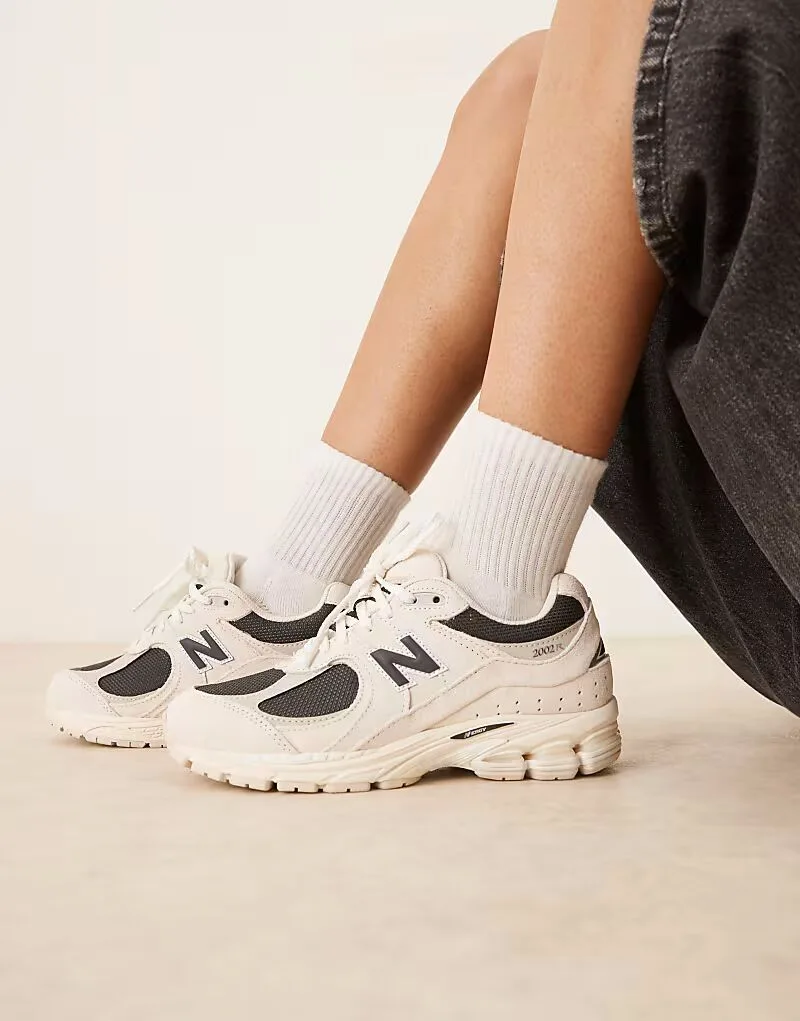 Кроссовки New Balance 2002 бежевого и черного цвета