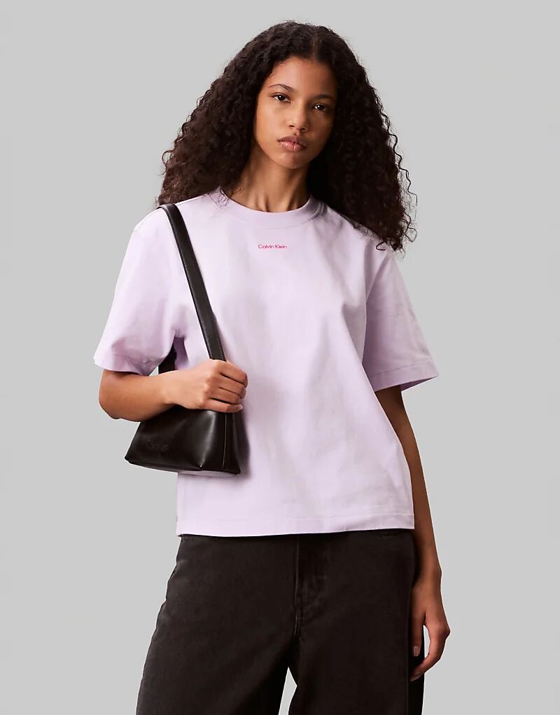 

Футболка Calvin Klein Jeans свободного кроя сиреневого цвета