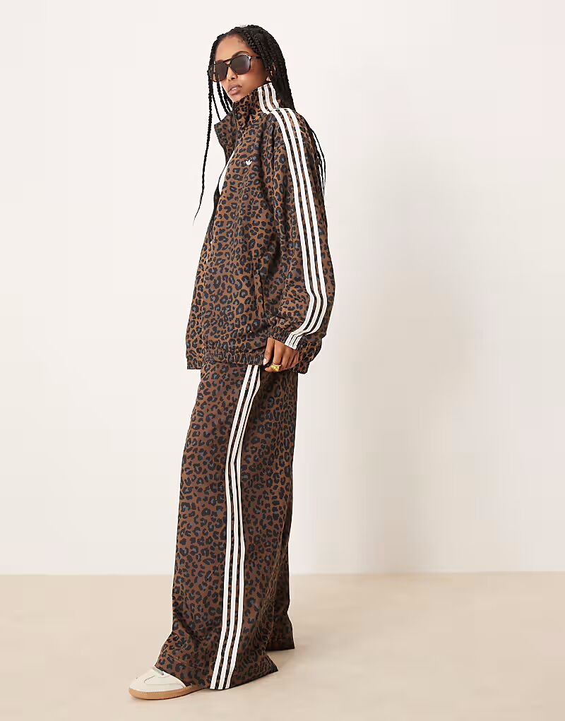 

Спортивные брюки Adidas Originals Leopard Firebird oversize в разноцветном исполнении