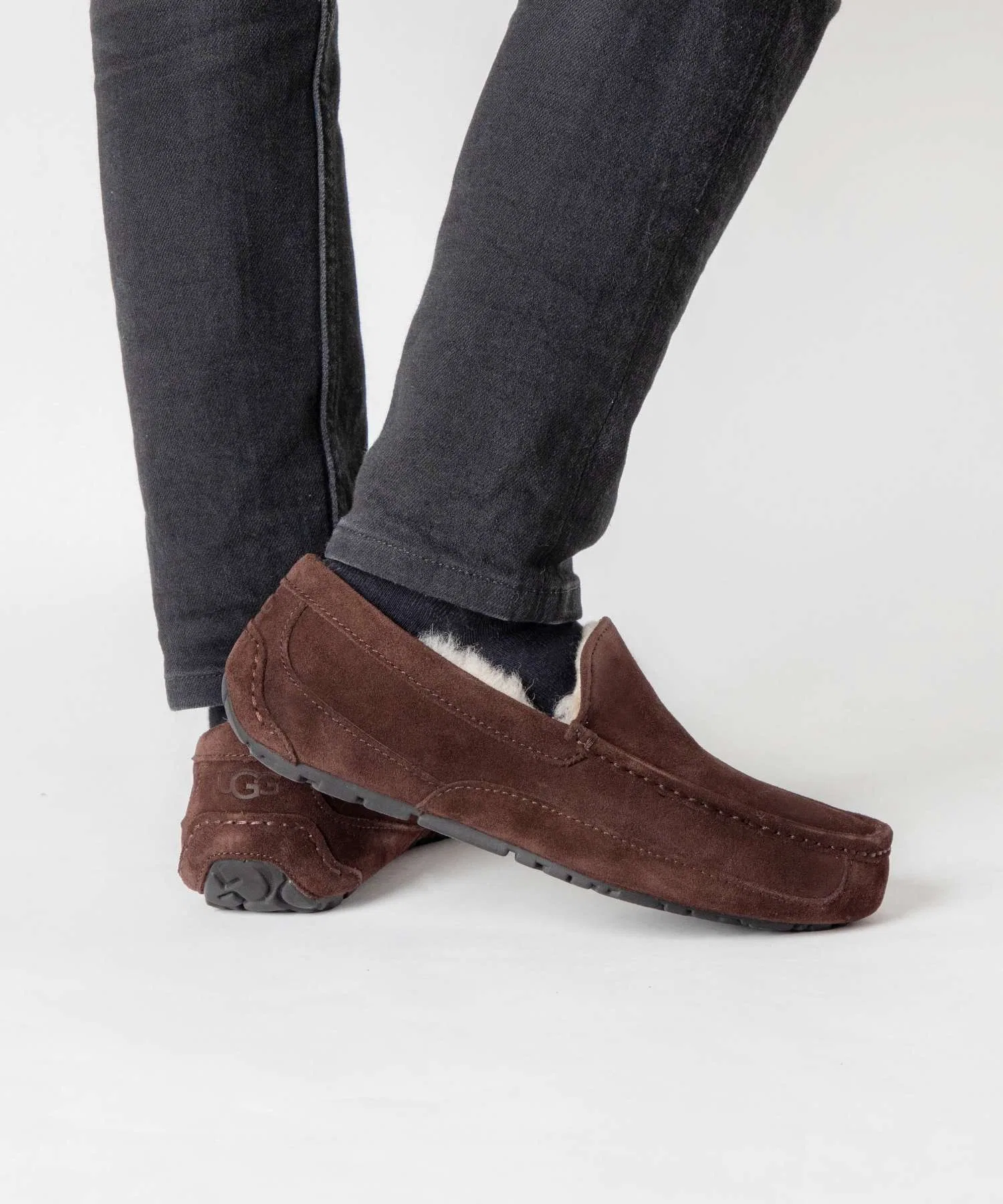 Мужские замшевые слипоны UGG Ascot тёмно-коричневые