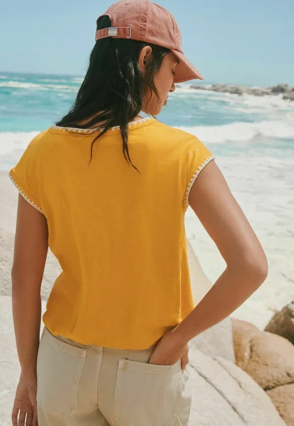 Блуза Next, Regular fit bubblehem notch neck whipstitch short sleeve top, охра — фото 3