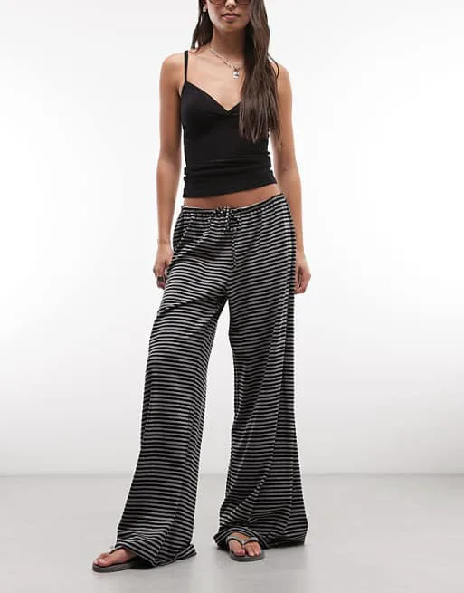 

Широкие драпированные брюки Weekday в черно-серую полоску