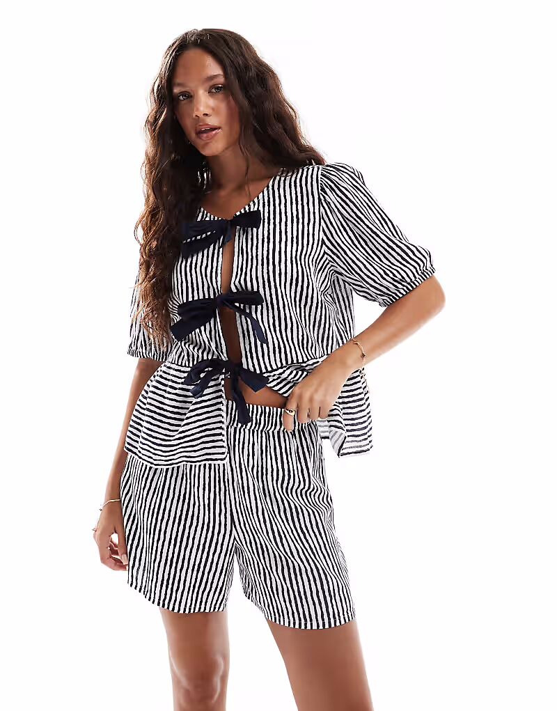 

Комбинируемые шорты с высокой талией в темно-синей и белой полоске Pieces