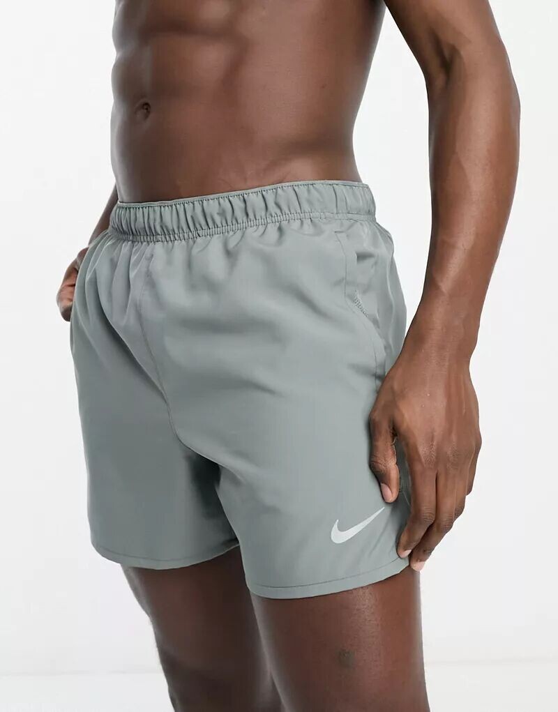 Серые шорты Nike Dri-FIT Challenger 5 дюймов — фото 2