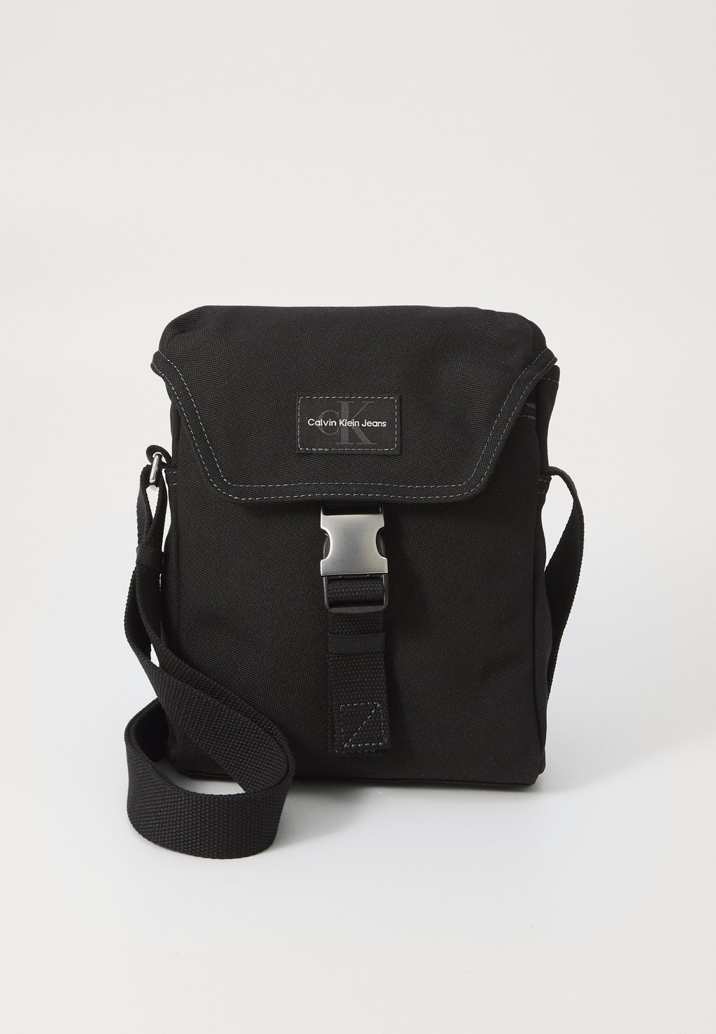 

Сумка через плечо WORKWEAR FLAP REPORTER Calvin Klein Jeans, черный