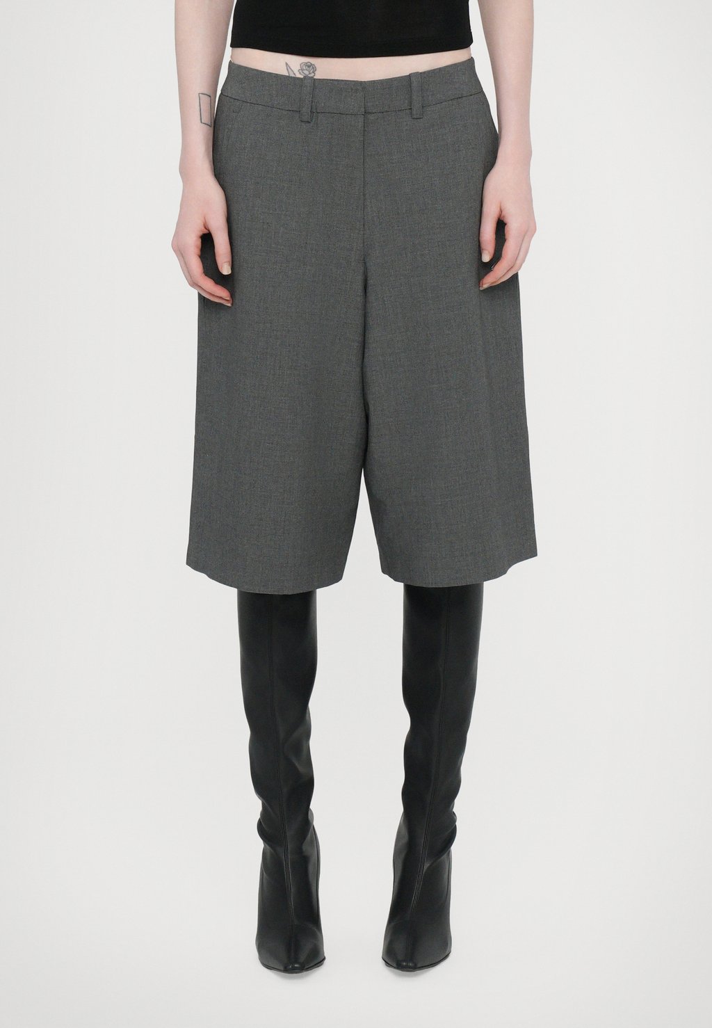 

Шорты TAILORED KNEE LENGTH Han Kjøbenhavn, темно-серый