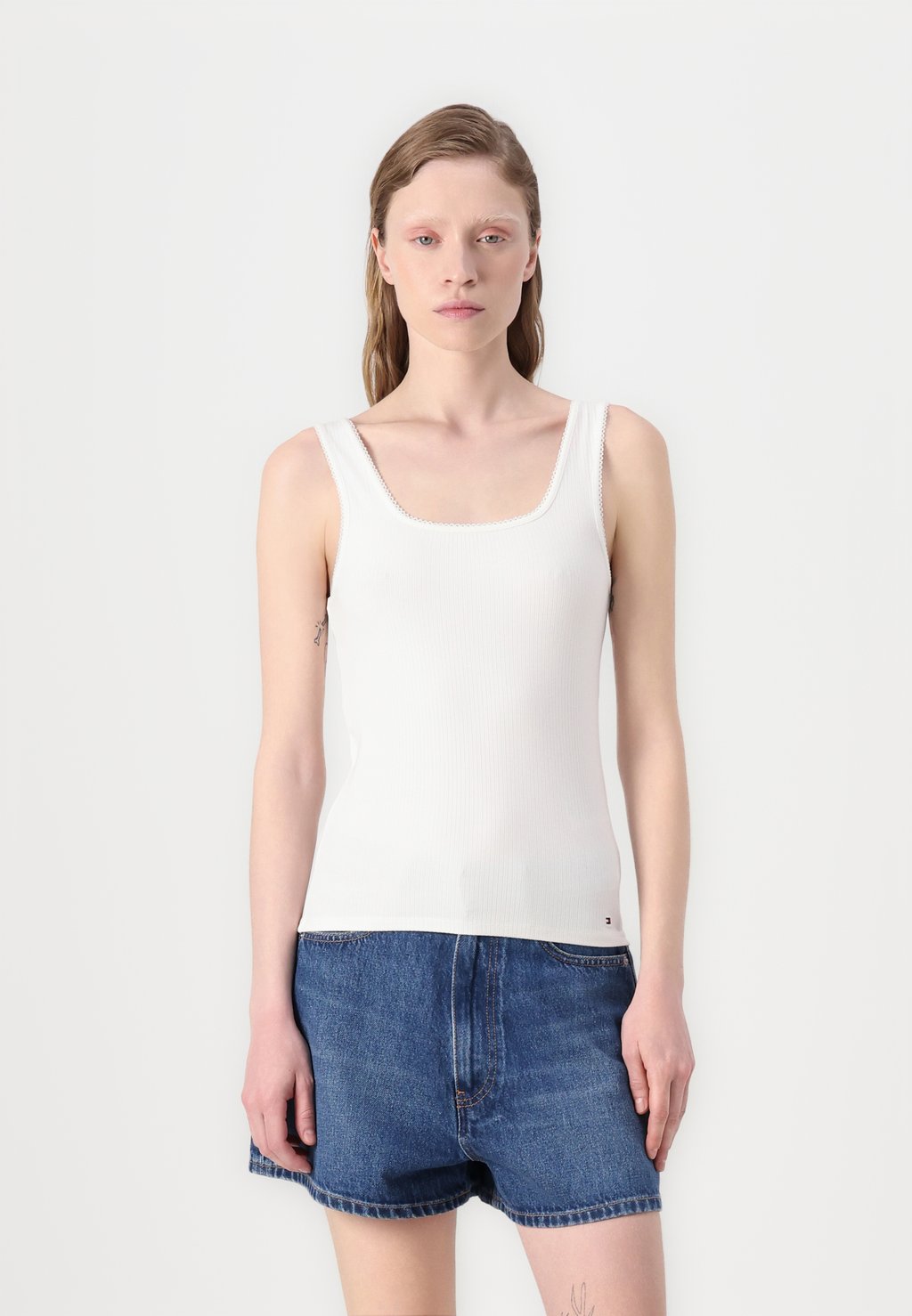 

Топ SLIM SQUARE TANK Tommy Hilfiger, кремовый
