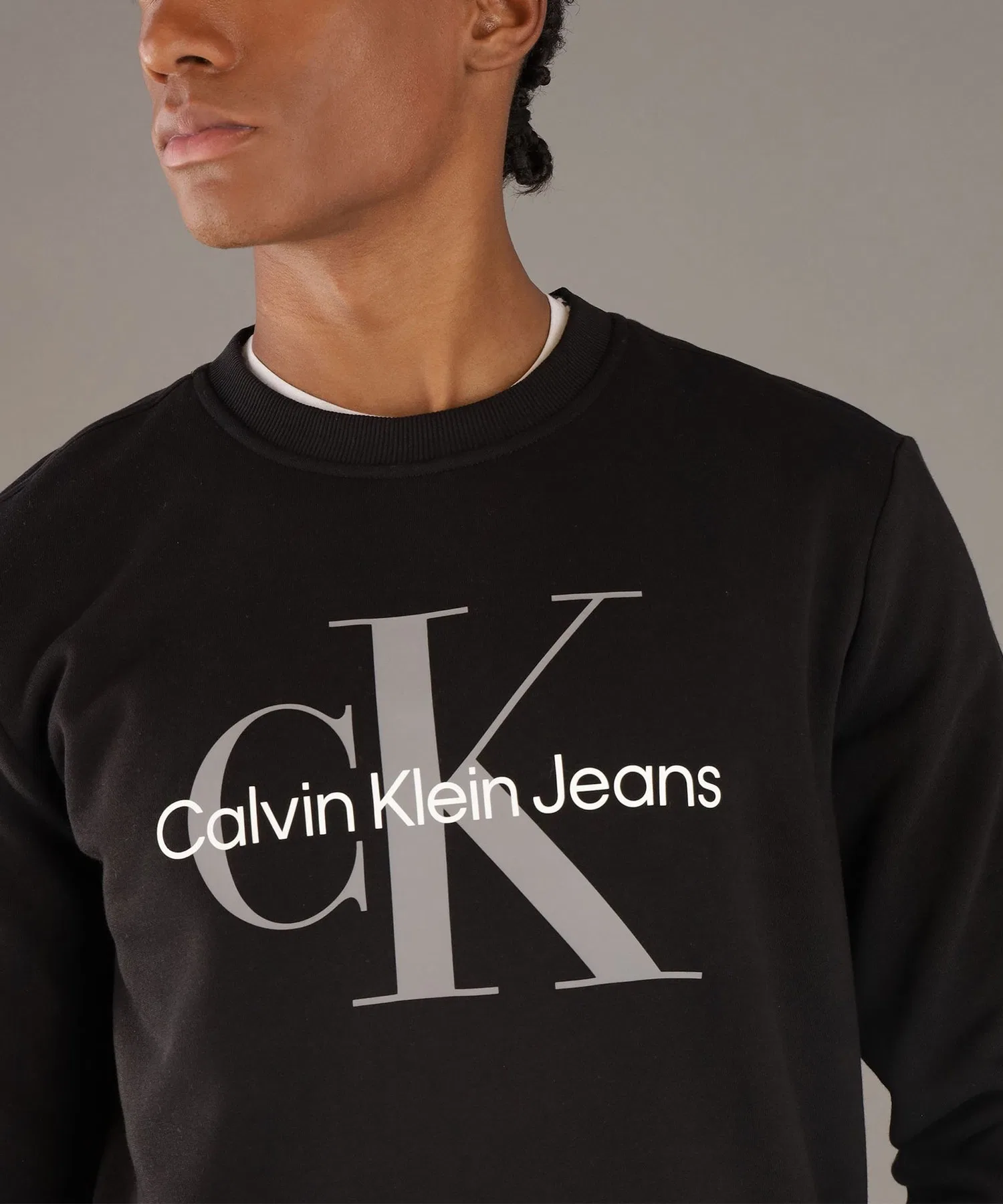 【Calvin Klein】Свитшот с монограммой — фото 2
