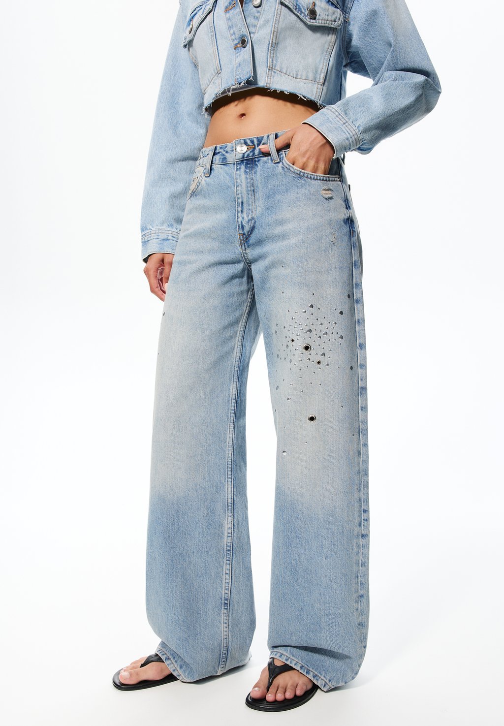 

Джинсы свободного кроя STUDDED MID-RISE PULL&BEAR, цвет Light Blue Denim