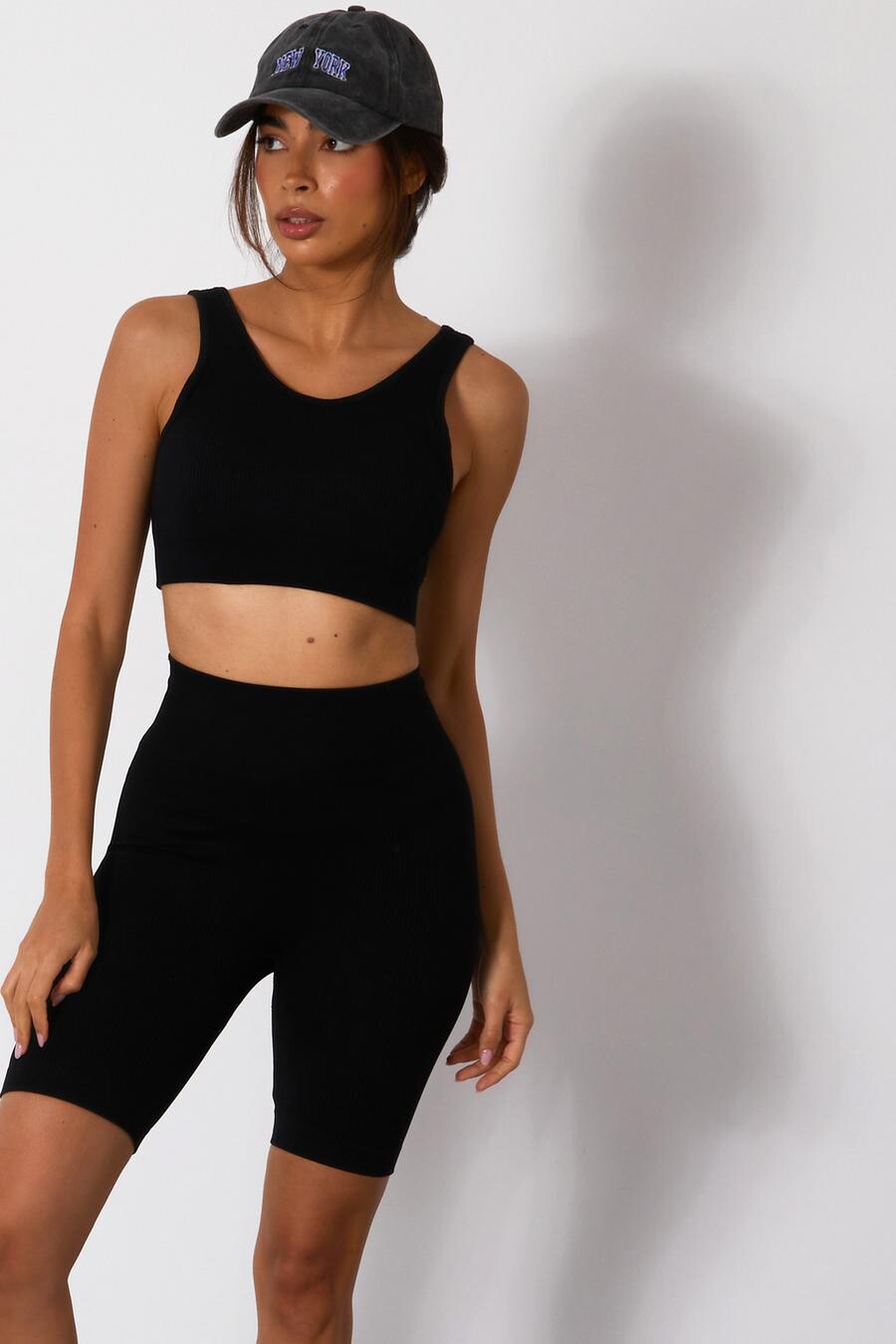 

Черный бесшовный укороченный топ на бретельках QUIZ Clothing