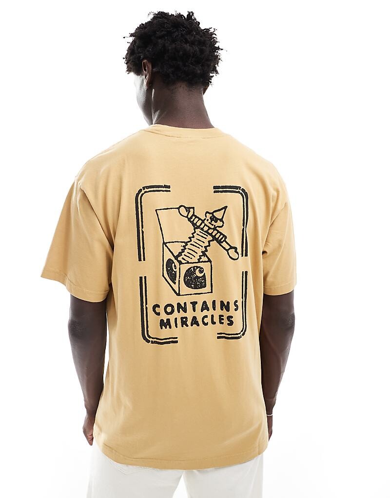 

На марке Carhartt WIP изображена волшебная графическая футболка на песке