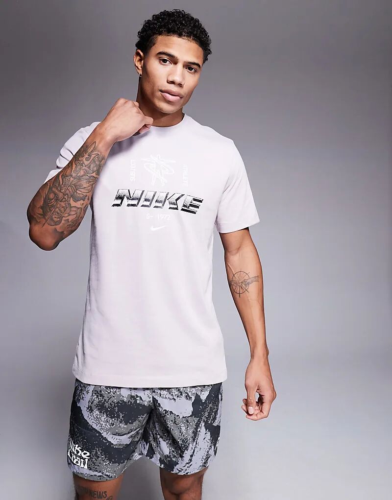 

Футболка Dri-FIT с металлическим графическим логотипом светло-фиолетового цвета Nike Training