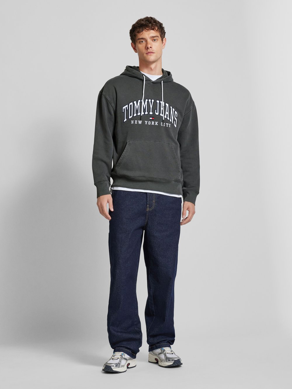 

Толстовка с капюшоном и вышитой этикеткой, модель «VARSITY» Tommy Jeans, черный