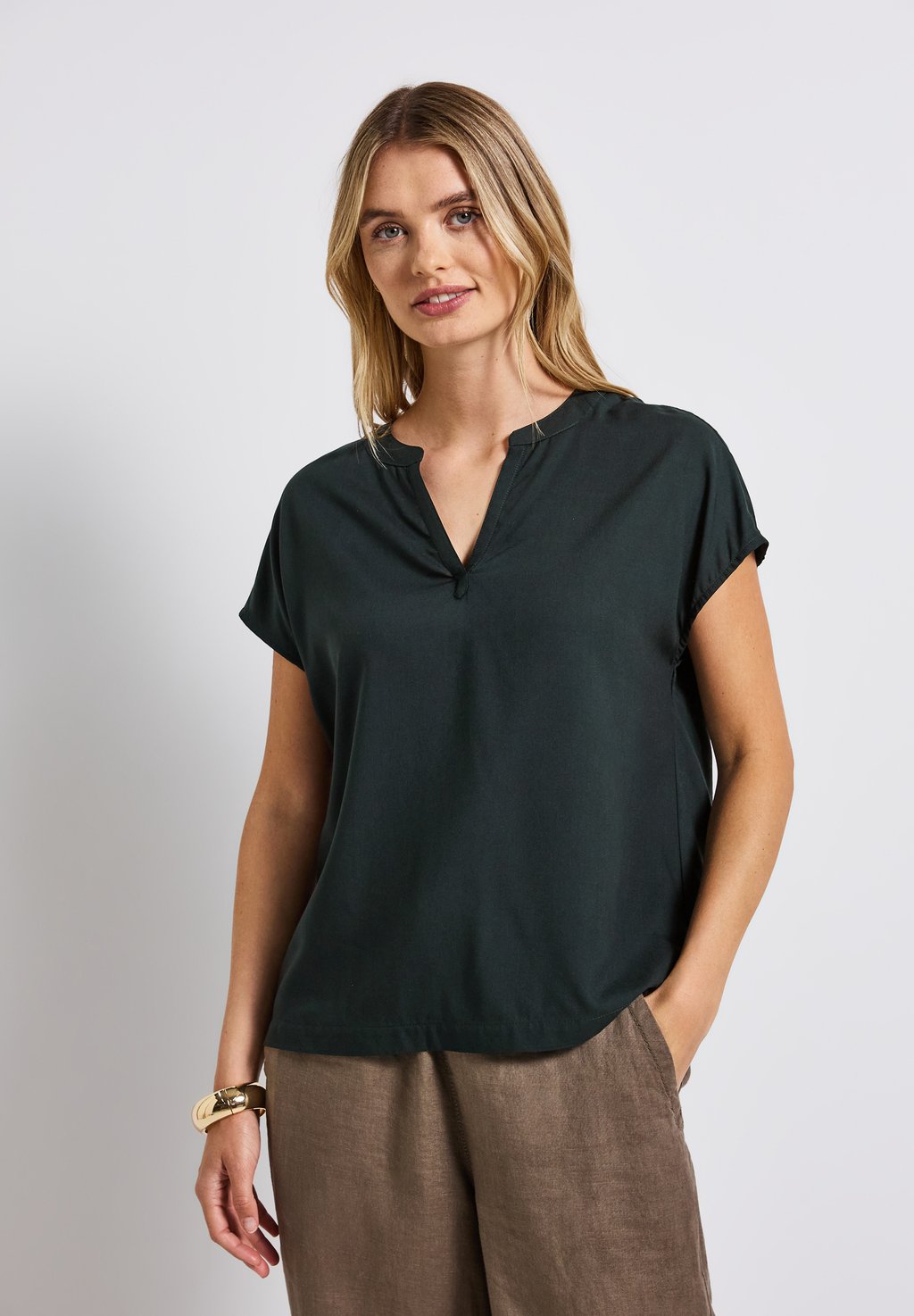 

Блуза SPLIT NECK IN UNIFARBE Street One, металлик зеленый