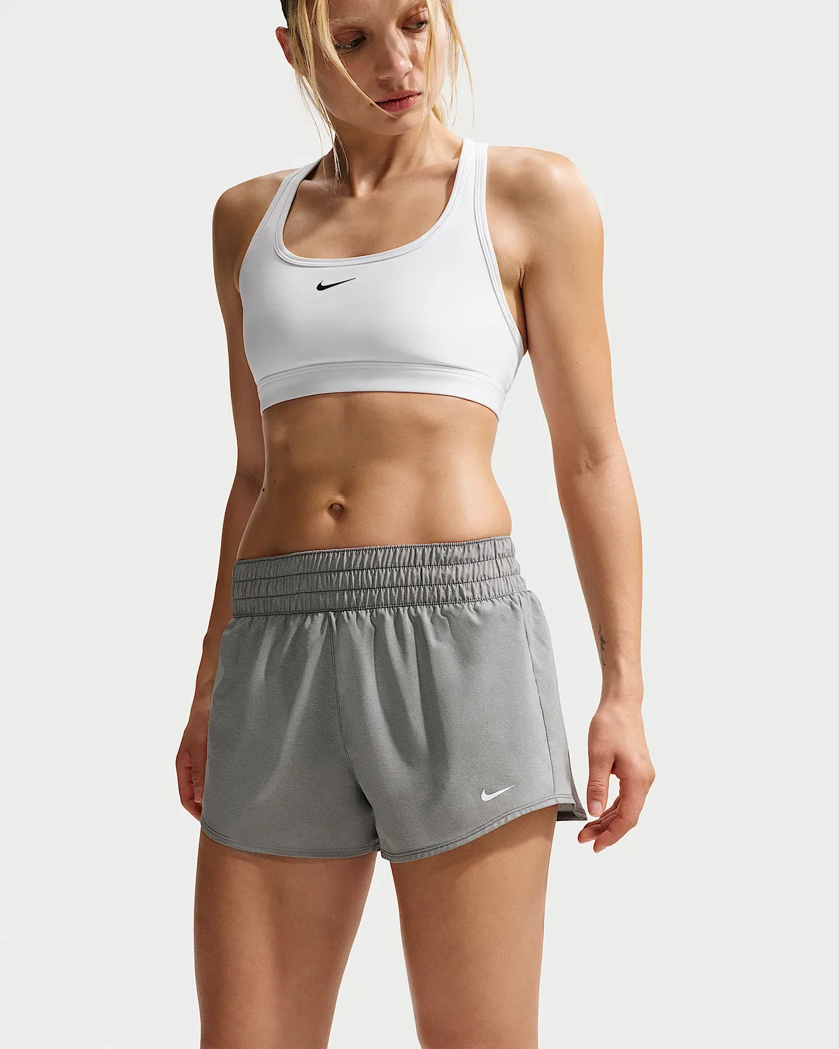 Женские шорты Nike One Dri-FIT со средней посадкой, длиной 3" и вкладышем, Smoke Grey/Heather/White — фото 2