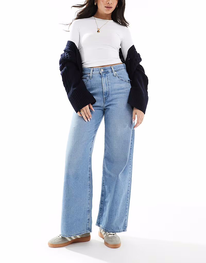 

Levi's - джинсы широкого кроя светло-голубого цвета с регулируемым поясом