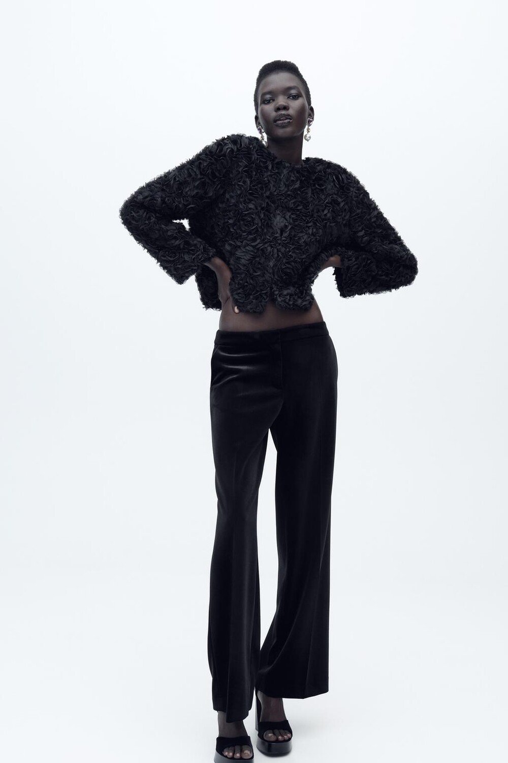 

Куртка из контрастного текстурного тканевого типа ZARA, черный