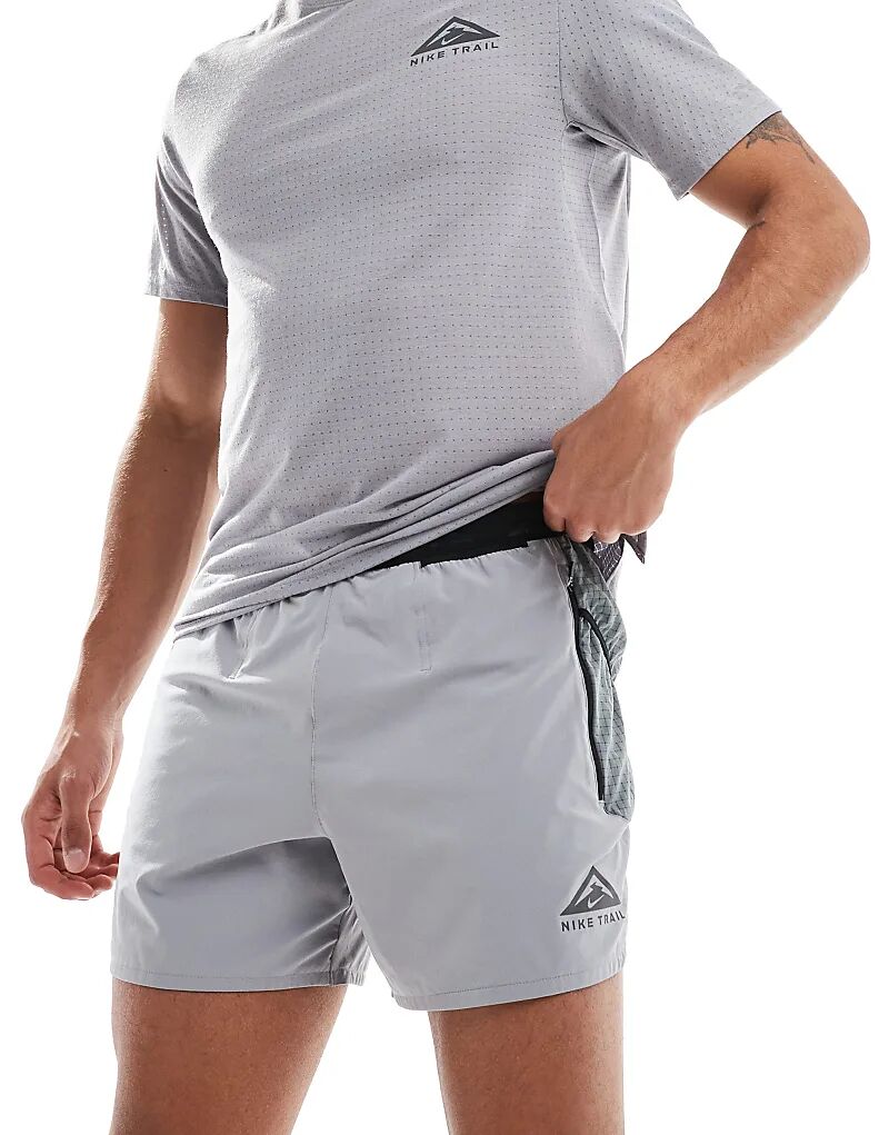 

Nike Running – Trail Dri-FIT – шорты для бега серого цвета с логотипом, длина внутреннего шва 5 дюймов