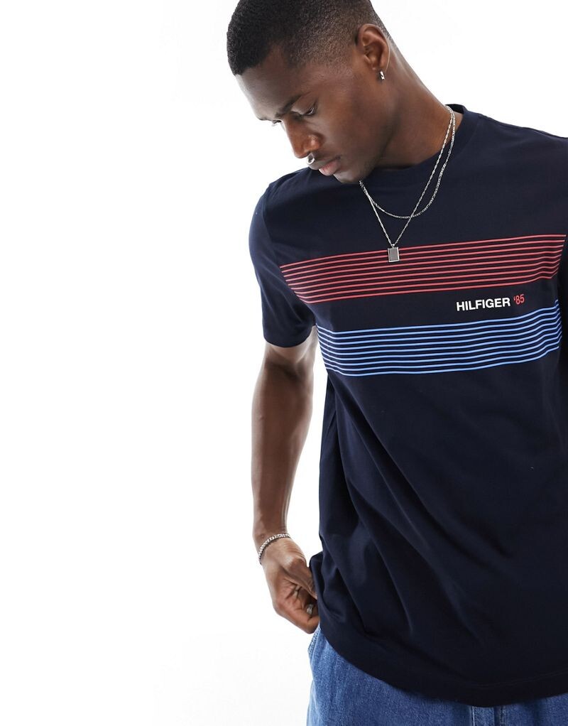 

Tommy Hilfiger Темно-синяя футболка с логотипом на груди Hilfiger 85