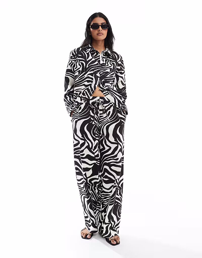 

Брюки-комбинезон ASOS DESIGN из льняного материала с принтом «зебра»