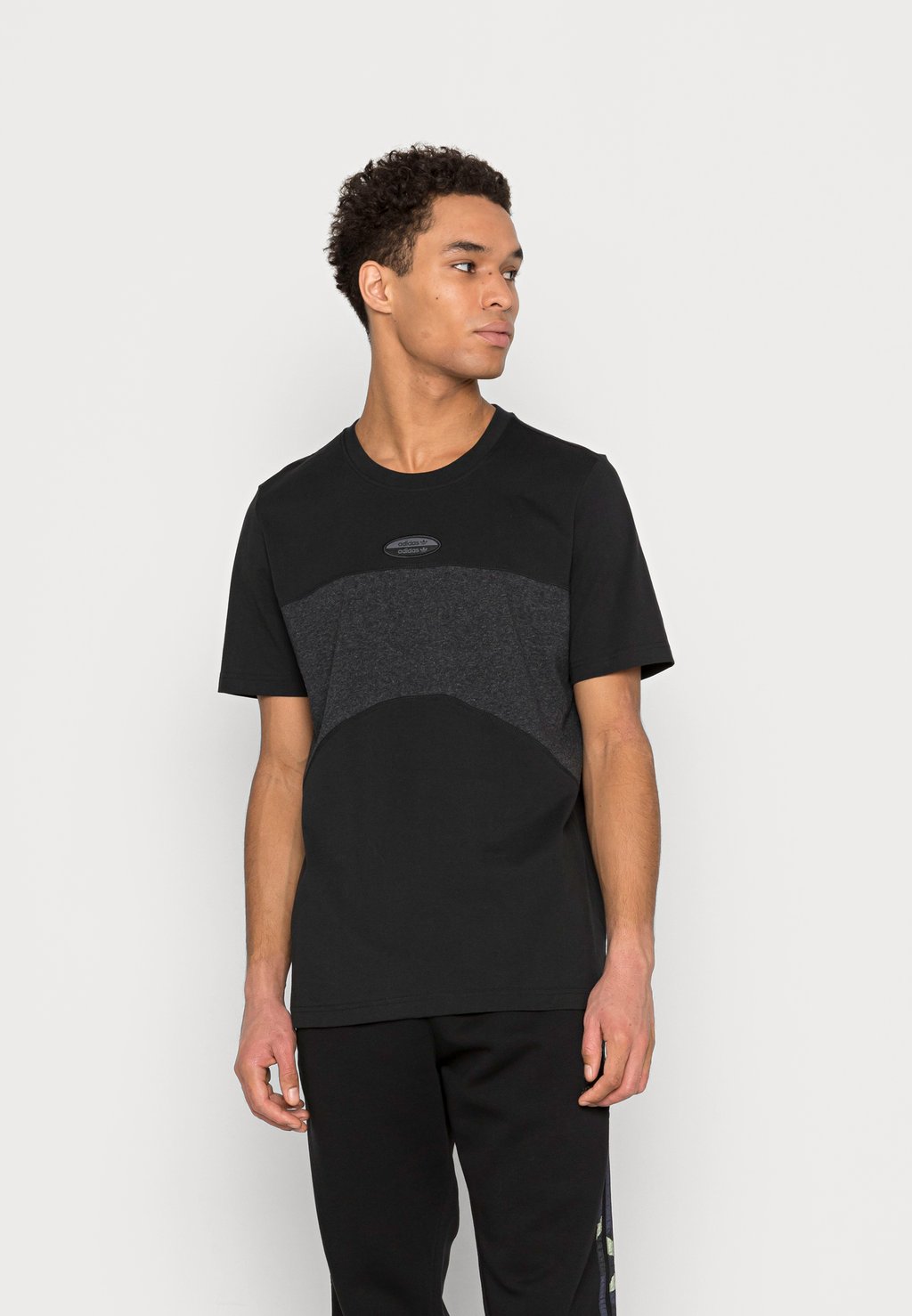 

Рубашка с принтом ESSENT TEE Adidas Originals, черный