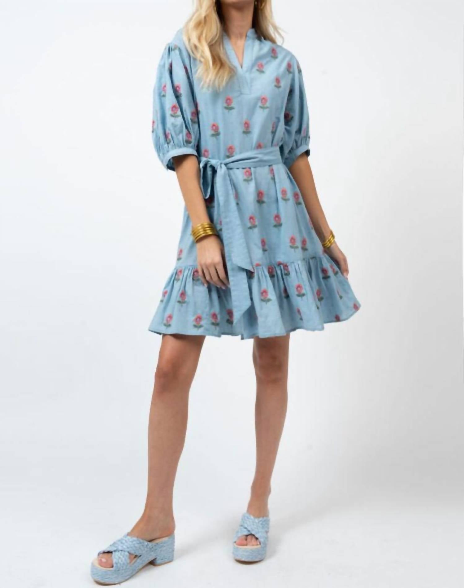 

Платье с вышитыми цветами в голубом Ivy Jane