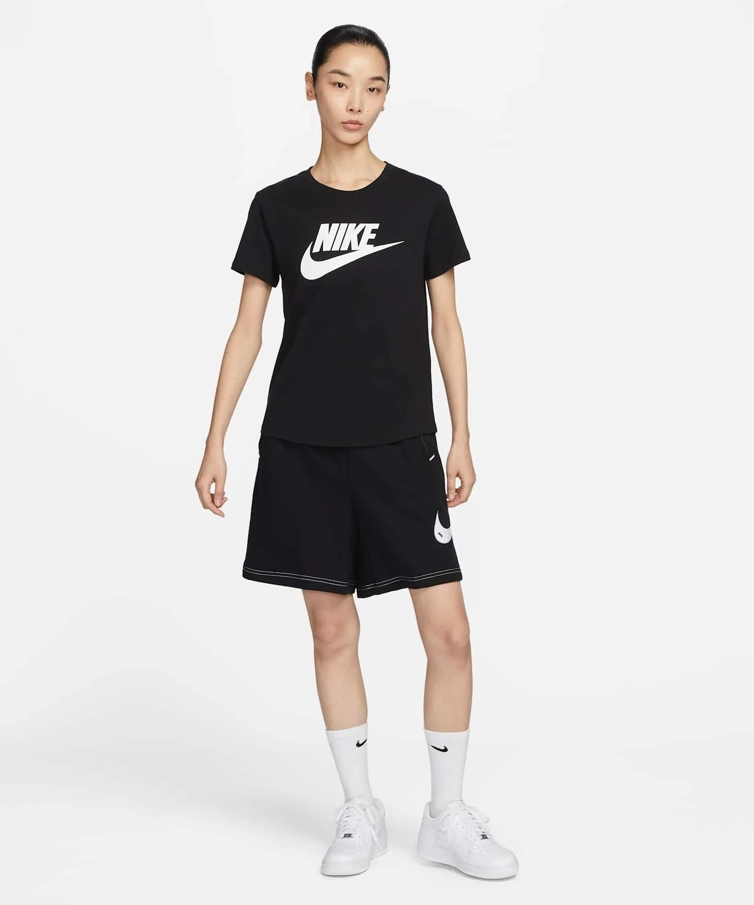 Унисекс футболка Nike Sportswear Essentials с логотипом чёрная — фото 4