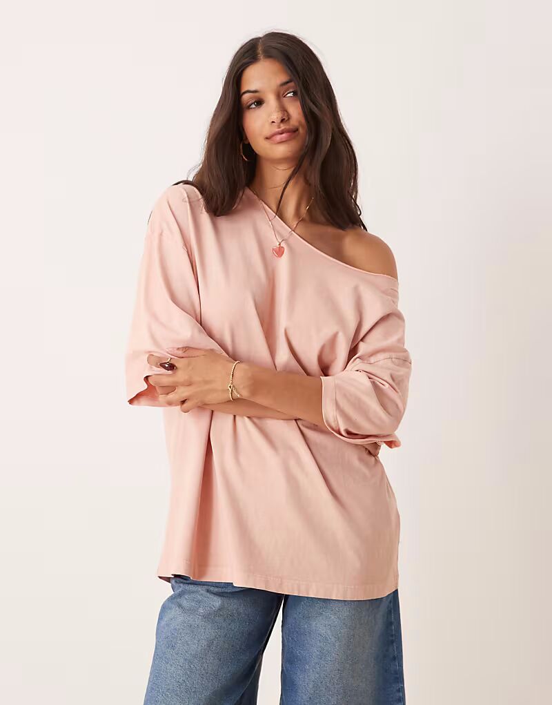 

Футболка свободного кроя с открытыми плечами ASOS DESIGN розового цвета