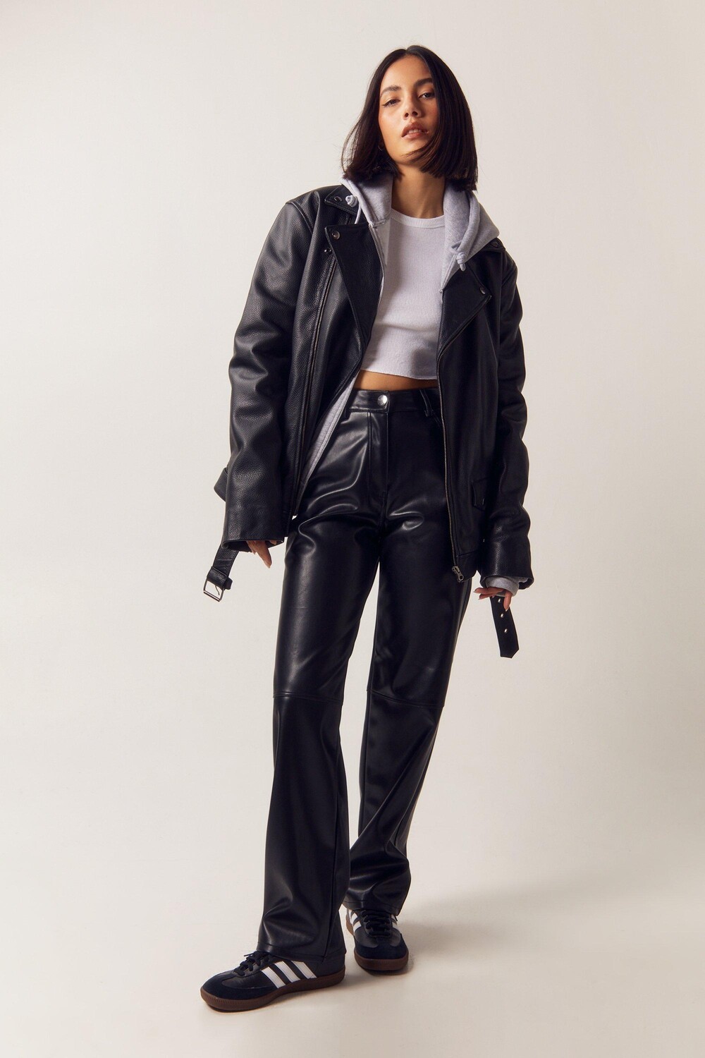

Прямые брюки из искусственной кожи Nasty Gal, черный