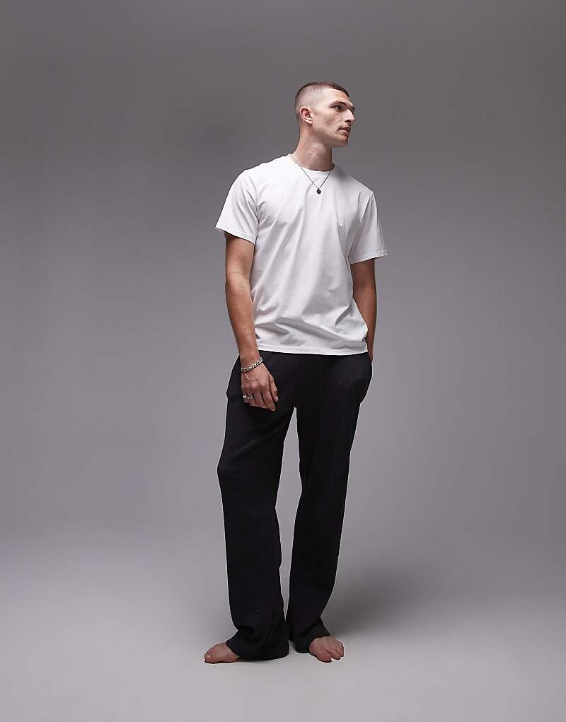 

Прямые джоггеры графитового вафельного цвета и белая футболка Topman