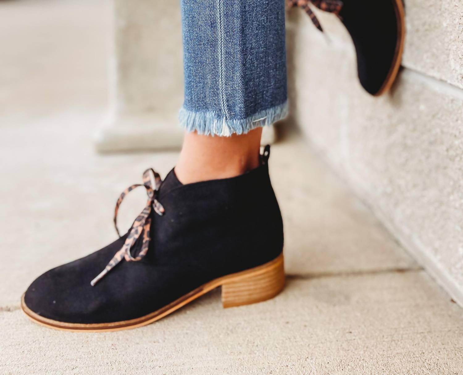 Женские ботинки-ботильоны на шнуровке в черном цвете Corkys Footwear — фото 4
