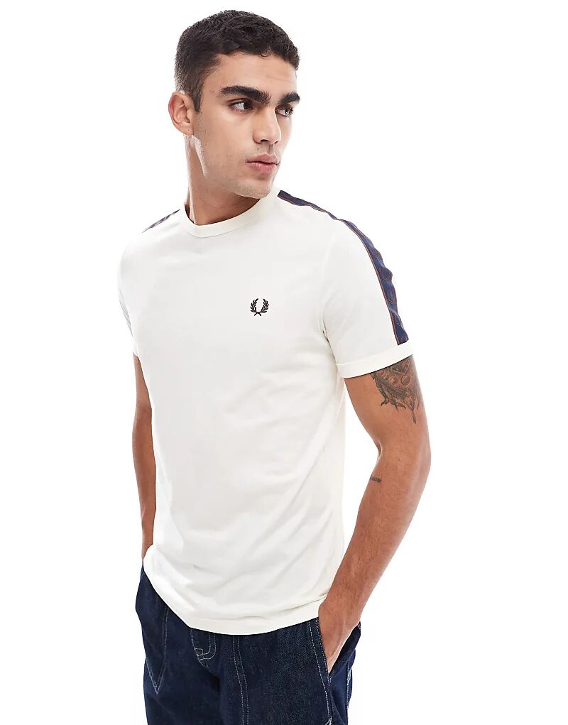 

Футболка с контрастной лентой и надписью Ringer в оттенке белого цвета Fred Perry