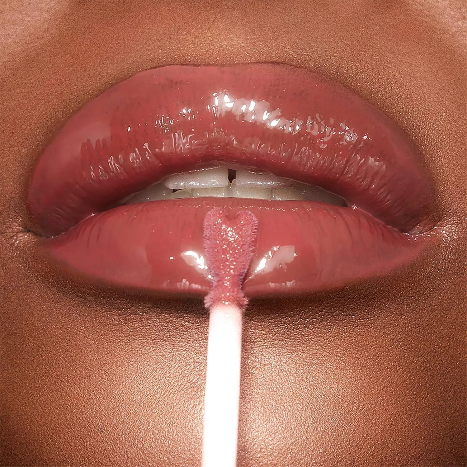 Charlotte Tilbury Collagen Lip Bath - Блеск для губ, придающий им объем и сияние - Формула с ухаживающими компонентами для увлажнения и питания губ, Walk Of No Shame - berry rose — фото 4