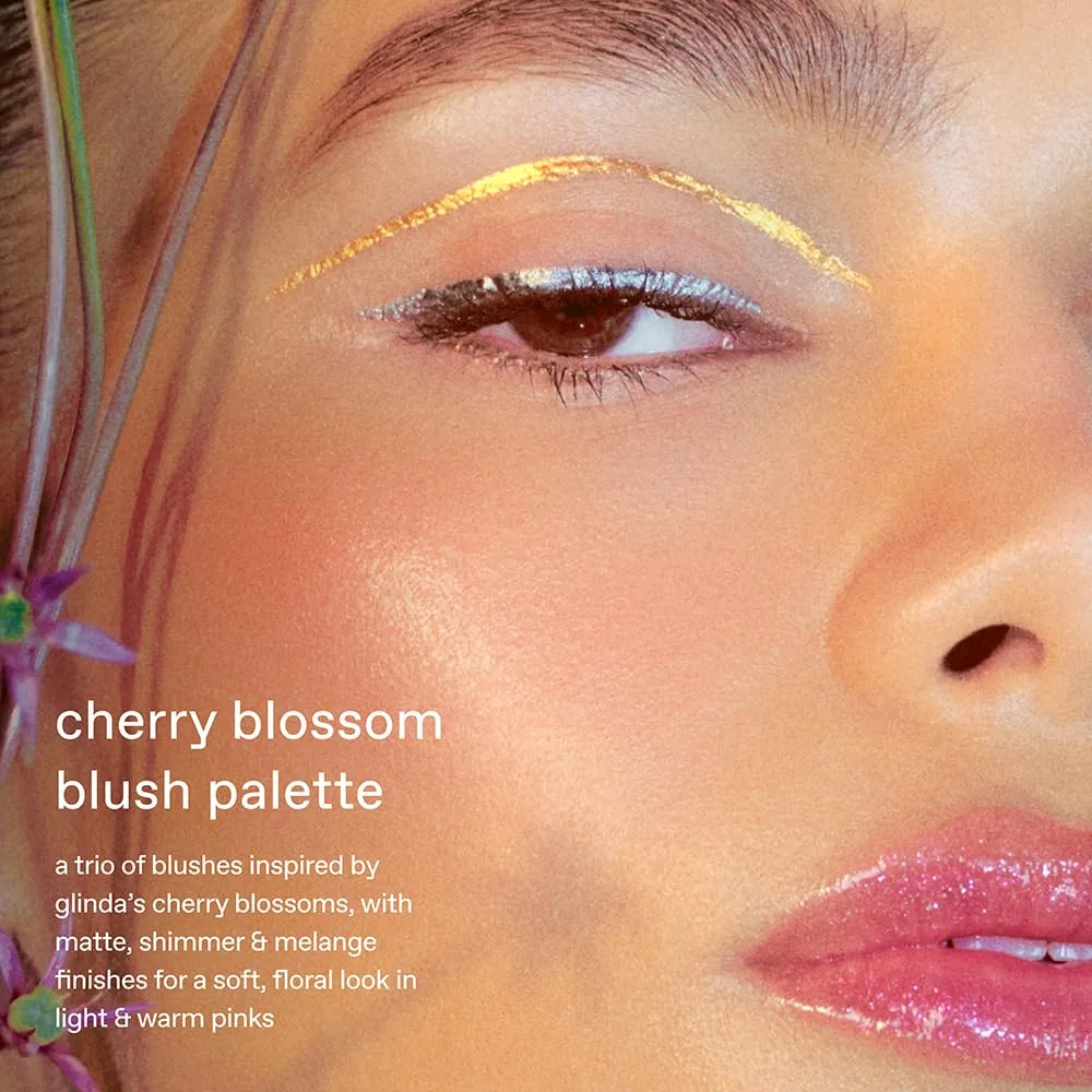 r.e.m. beauty Wicked: For Good | Палетка румян Cherry Blossom и кисть | Теплый коралловый кремовый румянец, 3 оттенка + мягкая пушистая кисть | Набор для макияжа Rem Beauty, pink — фото 4