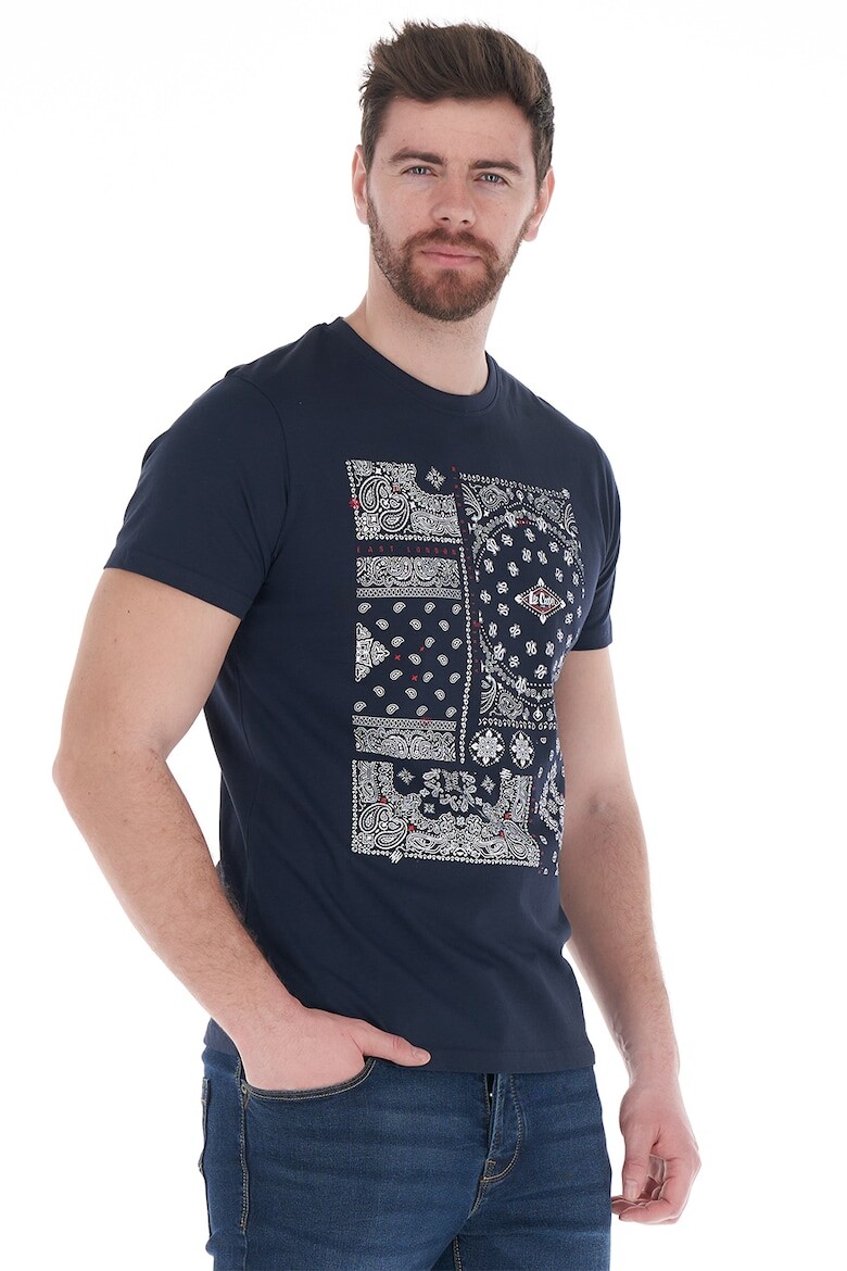 

Синяя мужская футболка с принтом на груди Lee Cooper, синий