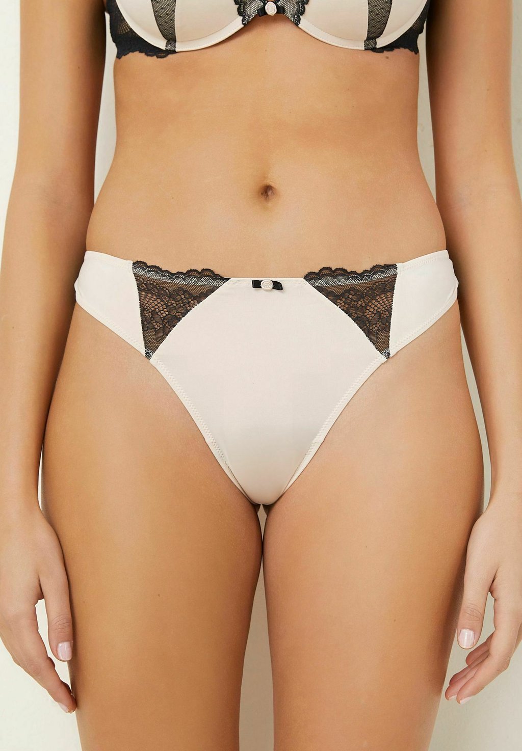 

Стринги Yamamay, цвет Nude Black Floral