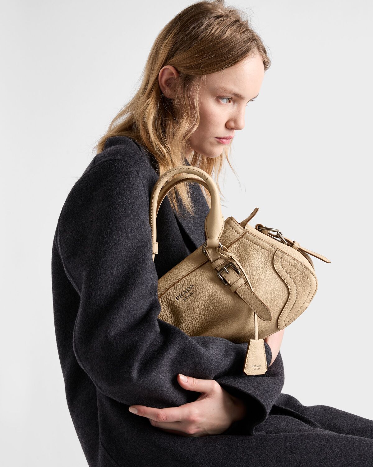 Большая кожаная сумка-тоут Prada, песочный бежевый — фото 2