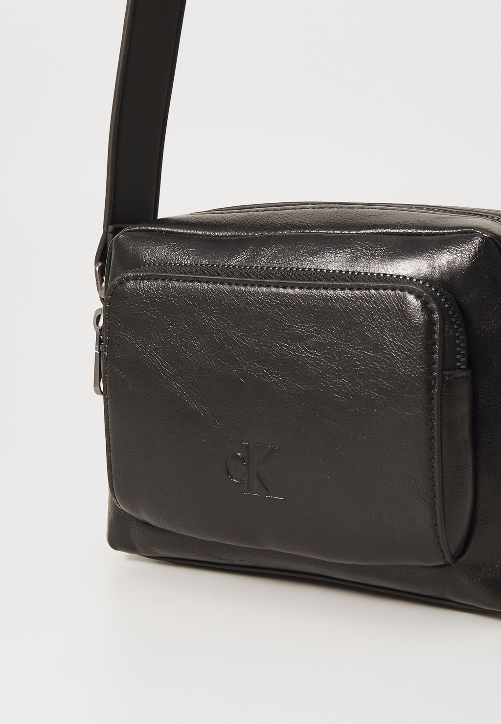 

Сумка через плечо TUMBLED CAMERA BAG Calvin Klein Jeans, черный