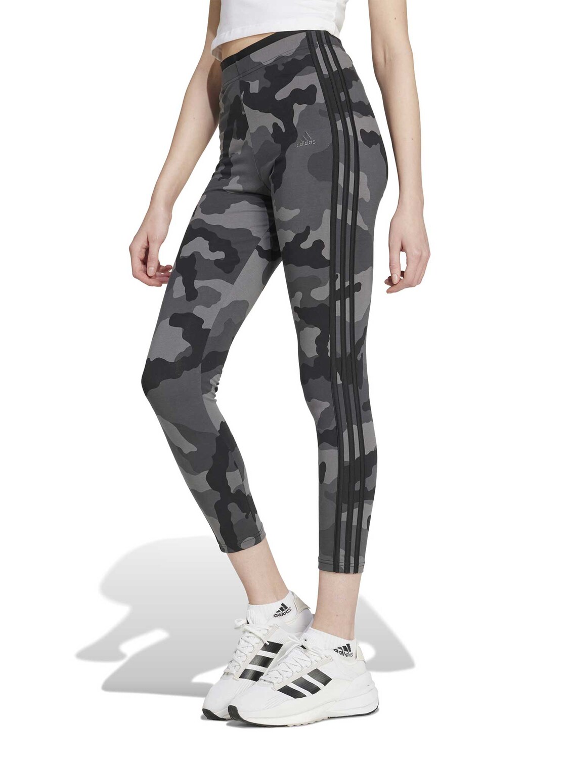 

Тайтсы Adidas Sportswear ESSENTIALS 3 STRIPES CAMO PRINT 7/8 LENGTH, черный