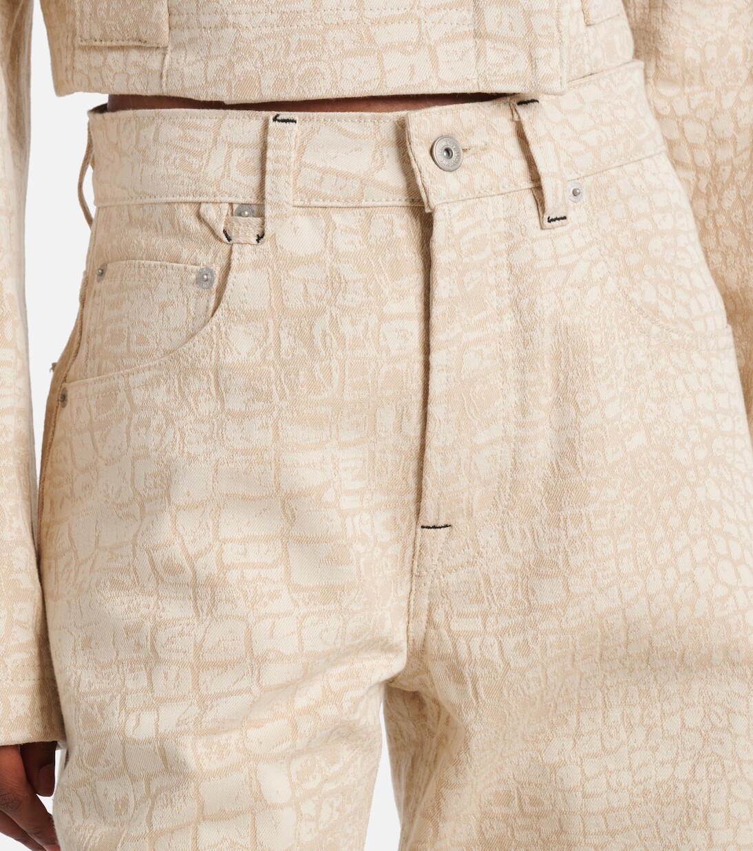 Джинсы с эффектом крокодила и широкими штанинами Jacquemus, Croco Beige — фото 4