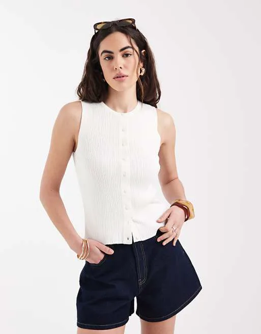 

Кремовый трикотажный жилет на пуговицах в рубчик New Look