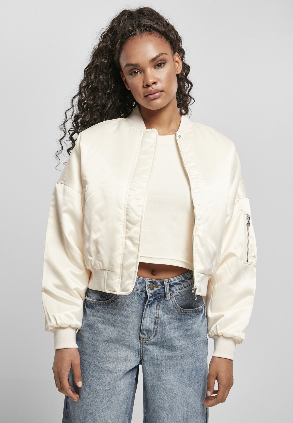 

Куртка-бомбер Urban Classics LADIES SHORT OVERSIZED SATIN BOMBER JACKET, цвет Whitesand, Серый, Куртка-бомбер Urban Classics LADIES SHORT OVERSIZED SATIN BOMBER JACKET, цвет Whitesand