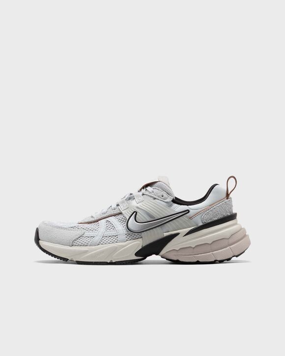 

Кроссовки Nike Wmns V2K Run, цвет pure platinum/chrome-platinum tint