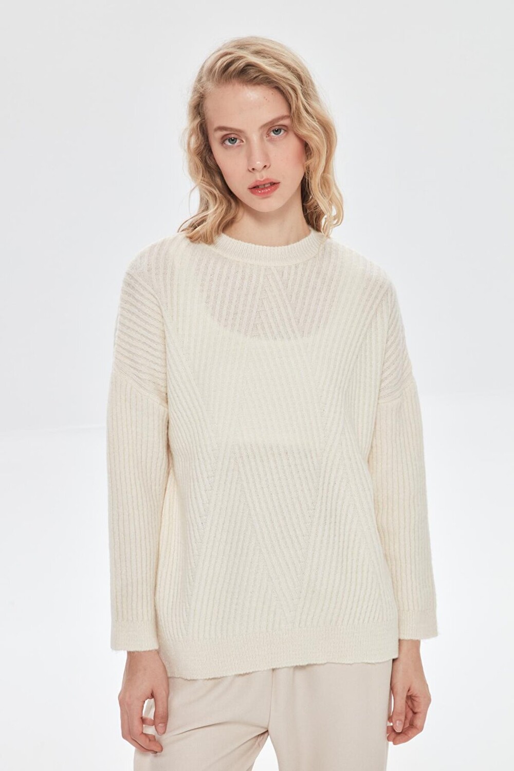 

Свитер Oversize с круглым вырезом цвета экрю QUZU